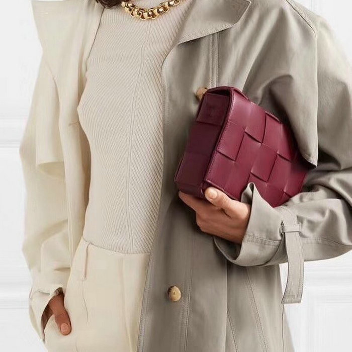 Bottega Veneta Cassette Bag in Maxi Intreccio Bordeaux 578004