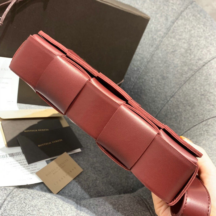 Bottega Veneta Cassette Bag in Maxi Intreccio Bordeaux 578004