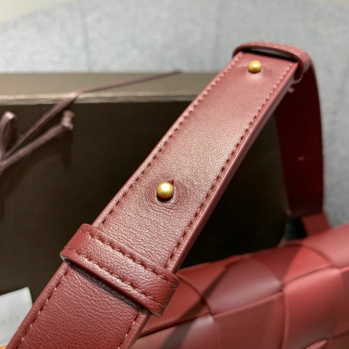 Bottega Veneta Cassette Bag in Maxi Intreccio Bordeaux 578004