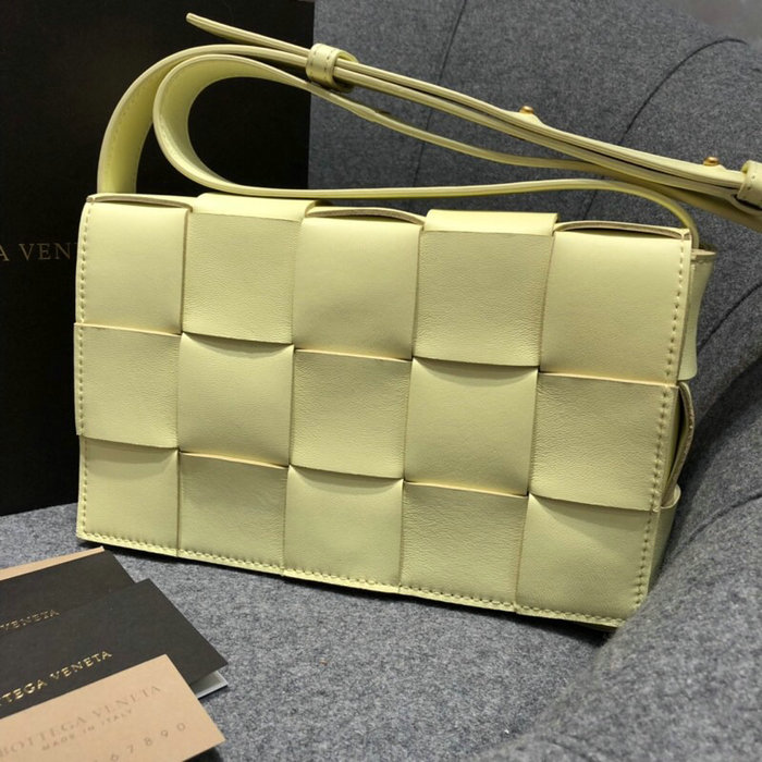 Bottega Veneta Cassette Bag in Maxi Intreccio Ice Cream 578004