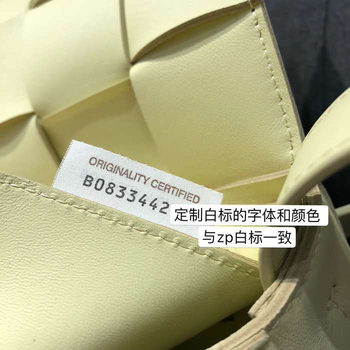 Bottega Veneta Cassette Bag in Maxi Intreccio Ice Cream 578004