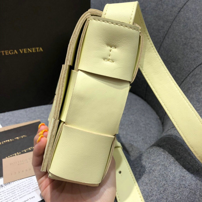 Bottega Veneta Cassette Bag in Maxi Intreccio Ice Cream 578004