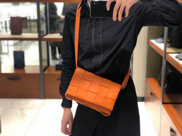 Bottega Veneta Cassette Bag in Maxi Intreccio Orange 578004