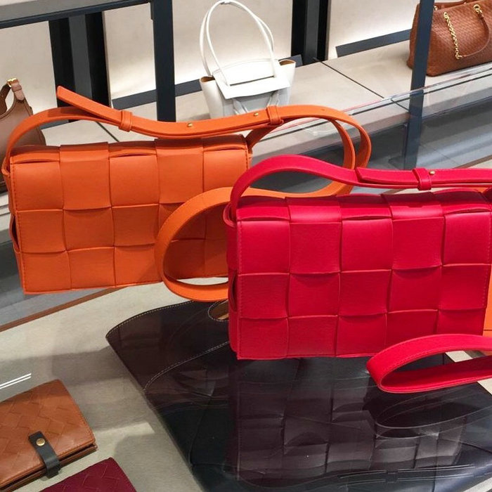 Bottega Veneta Cassette Bag in Maxi Intreccio Red 578004