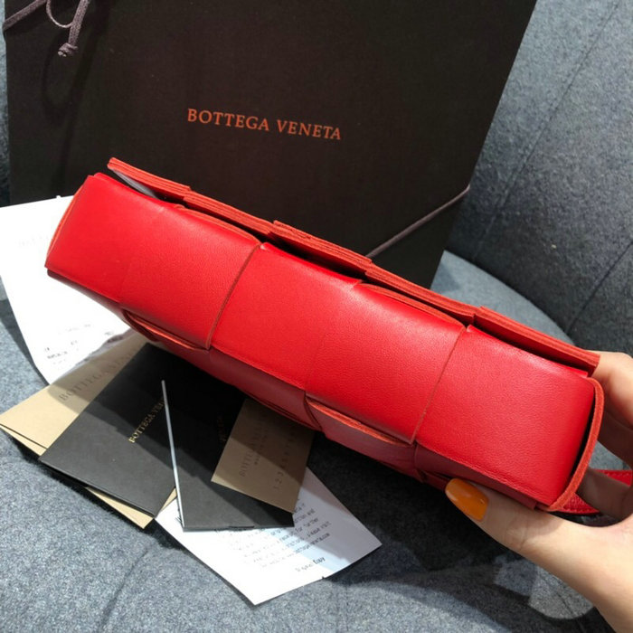 Bottega Veneta Cassette Bag in Maxi Intreccio Red 578004