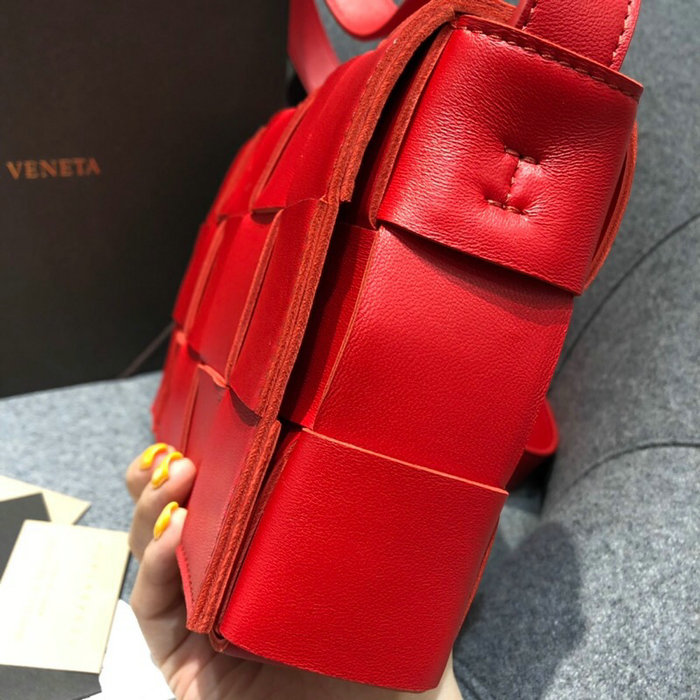 Bottega Veneta Cassette Bag in Maxi Intreccio Red 578004