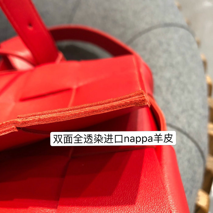 Bottega Veneta Cassette Bag in Maxi Intreccio Red 578004