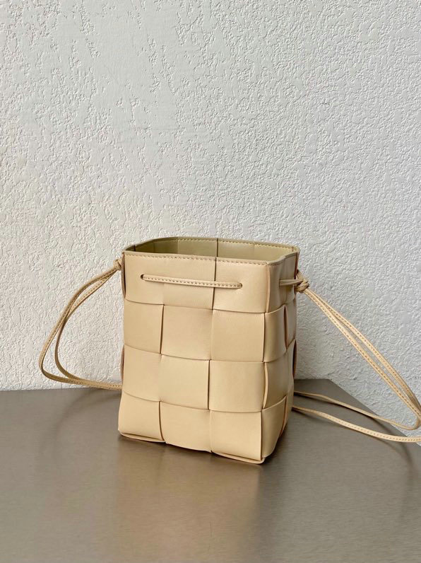 Bottega Veneta Cassette Bucket Bag Beige B68028