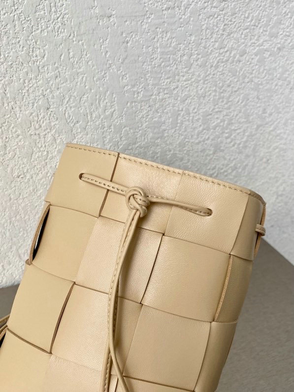 Bottega Veneta Cassette Bucket Bag Beige B68028