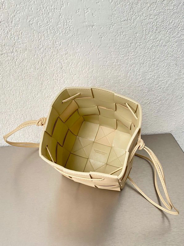 Bottega Veneta Cassette Bucket Bag Beige B68028