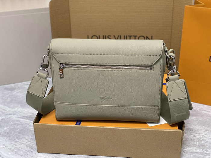 Louis Vuitton Takeoff Messenger M22505