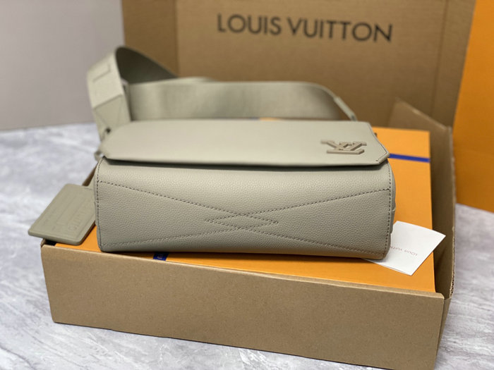 Louis Vuitton Takeoff Messenger M22505