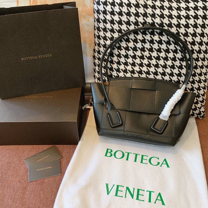 Bottega Veneta Small Arco 33 bag Black B1007