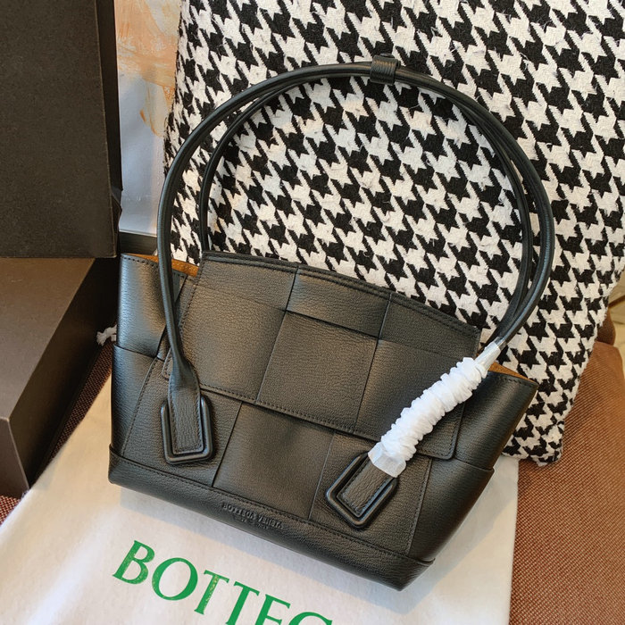 Bottega Veneta Small Arco 33 bag Black B1007