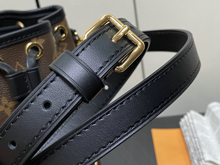 Louis Vuitton Canoe M83480