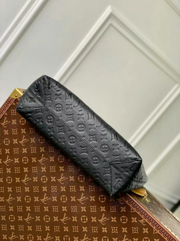 Louis Vuitton Excursion Tote M24777