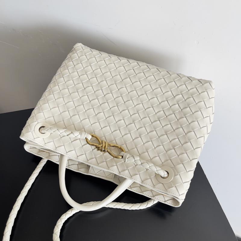 Bottega Veneta Medium Andiamo Tote Bag Sea Salt B743572