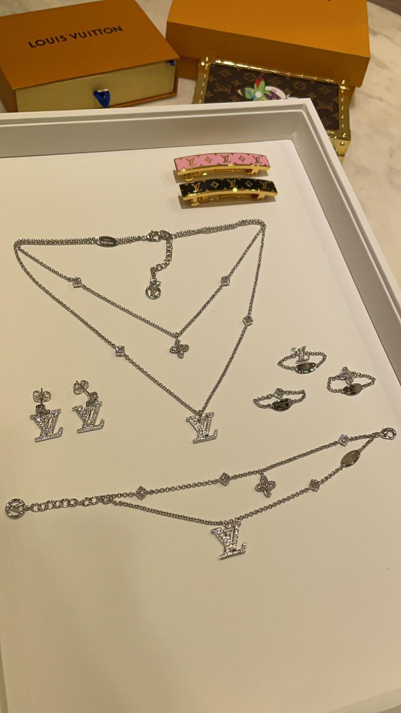 Louis Vuitton Necklace LN120601