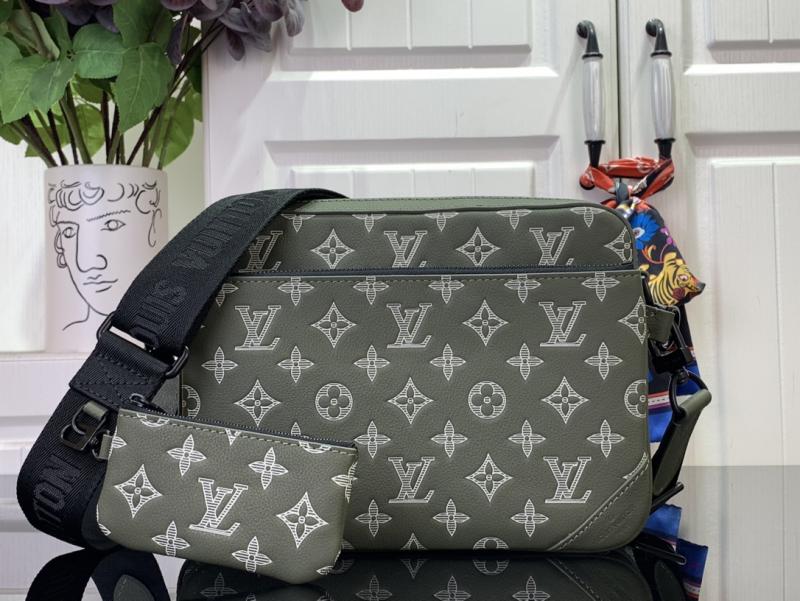 Louis Vuitton Trio Messenger M12490