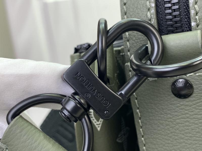 Louis Vuitton Trio Messenger M12490