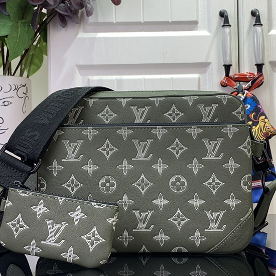 Louis Vuitton Trio Messenger M12490