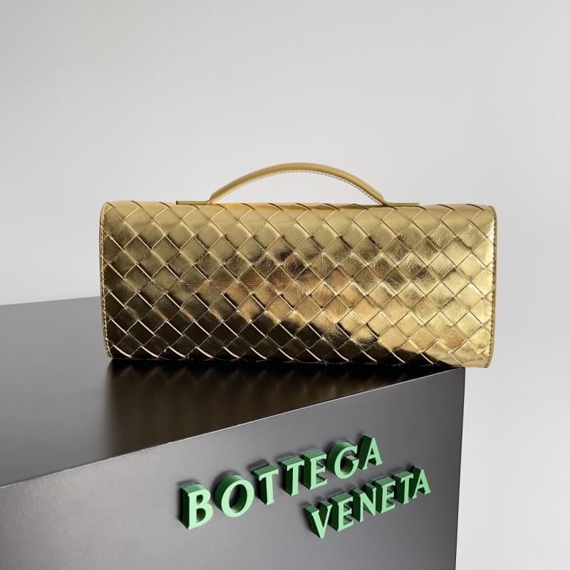 Bottega Veneta Andiamo Clutch 741511 Gold