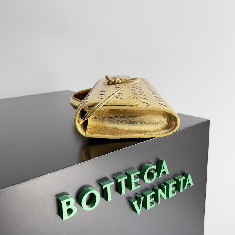 Bottega Veneta Andiamo Clutch 741511 Gold