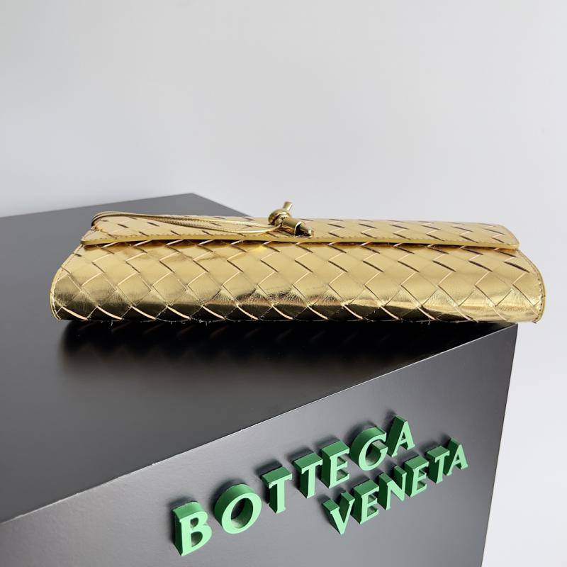 Bottega Veneta Andiamo Clutch 741511 Gold