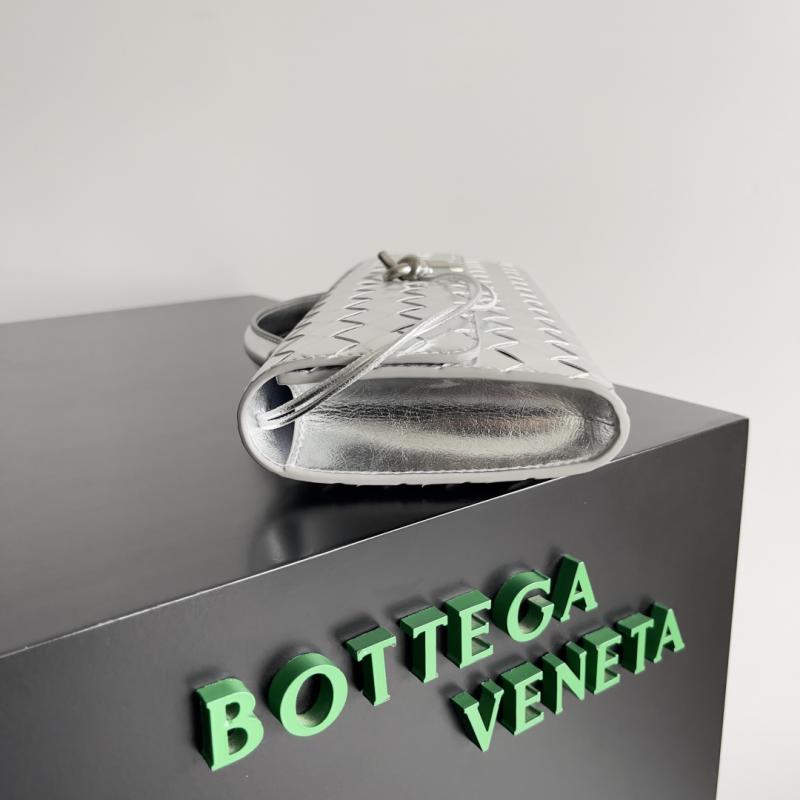 Bottega Veneta Andiamo Clutch 741511 Silver