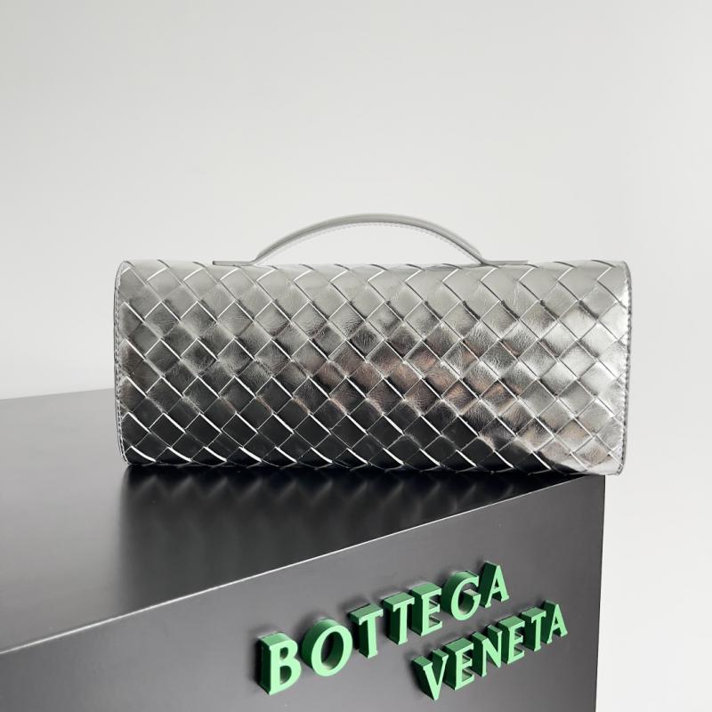 Bottega Veneta Andiamo Clutch 741511 Silver