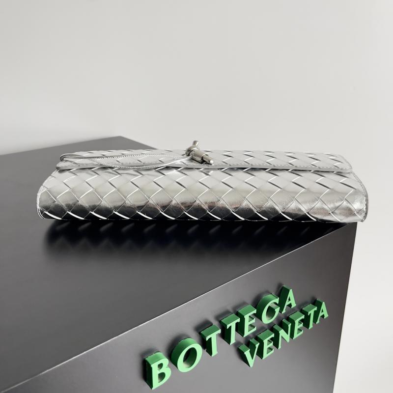 Bottega Veneta Andiamo Clutch 741511 Silver