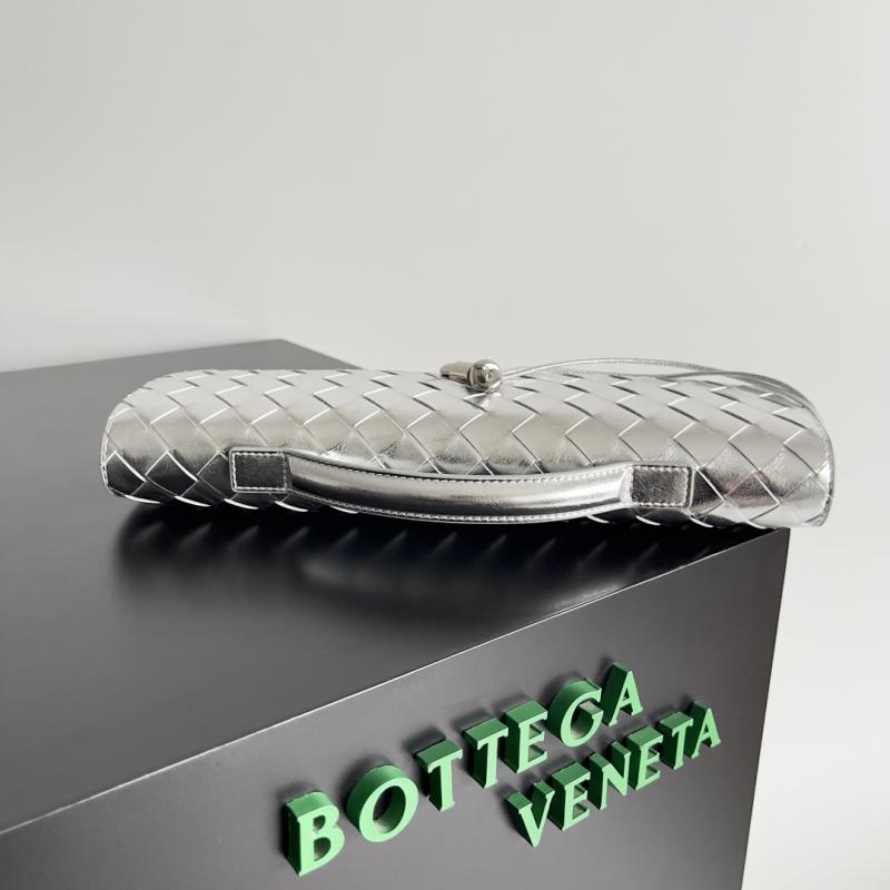 Bottega Veneta Andiamo Clutch 741511 Silver