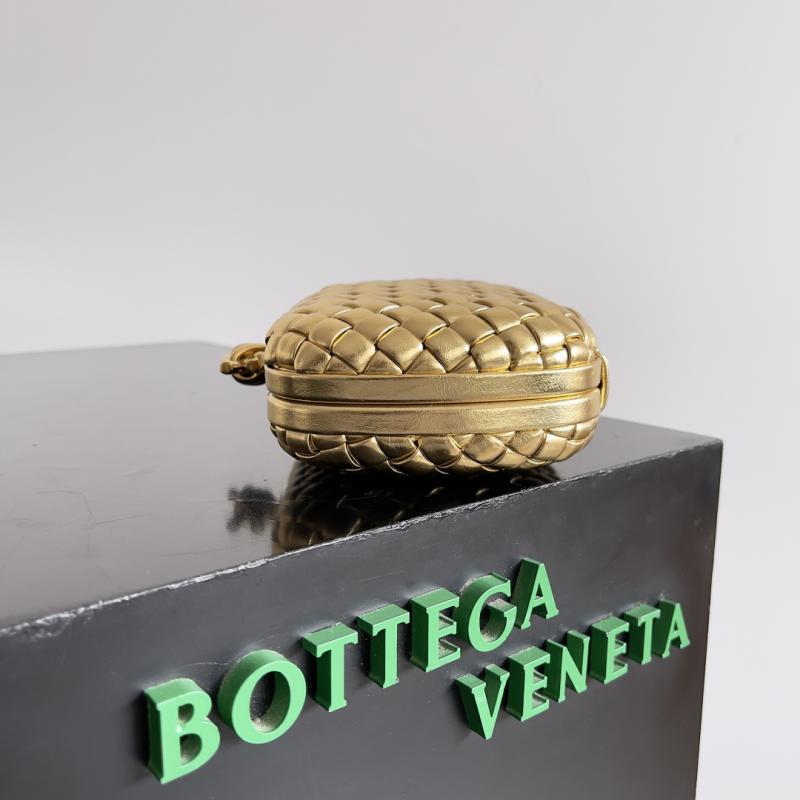 Bottega Veneta Classic Knot Clutch B717622 Gold