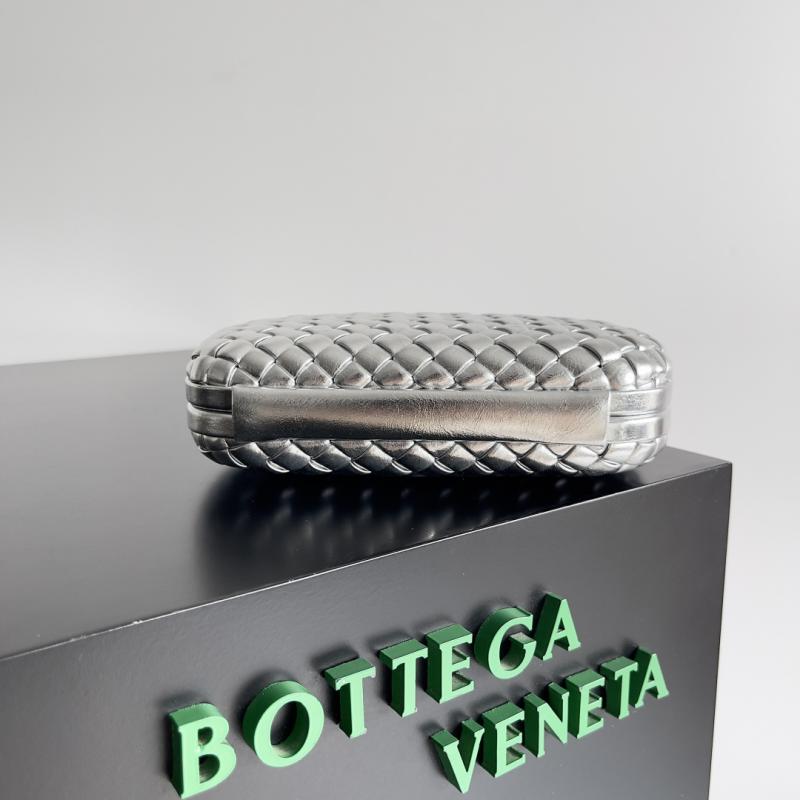 Bottega Veneta Classic Knot Clutch B717622 Silver