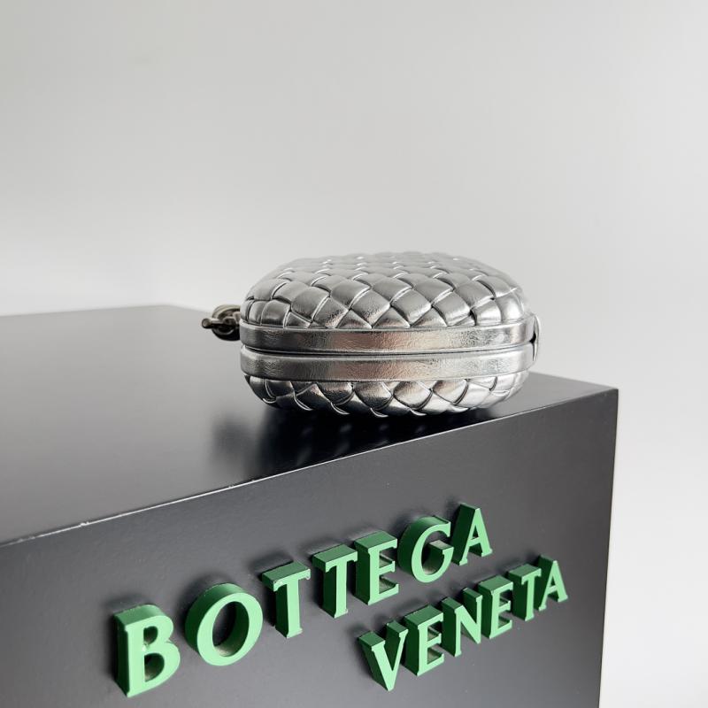 Bottega Veneta Classic Knot Clutch B717622 Silver