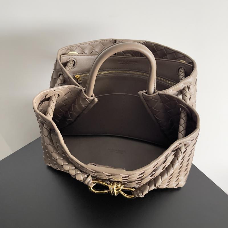 Bottega Veneta Medium Andiamo Tote Bag B743572 Pinecone