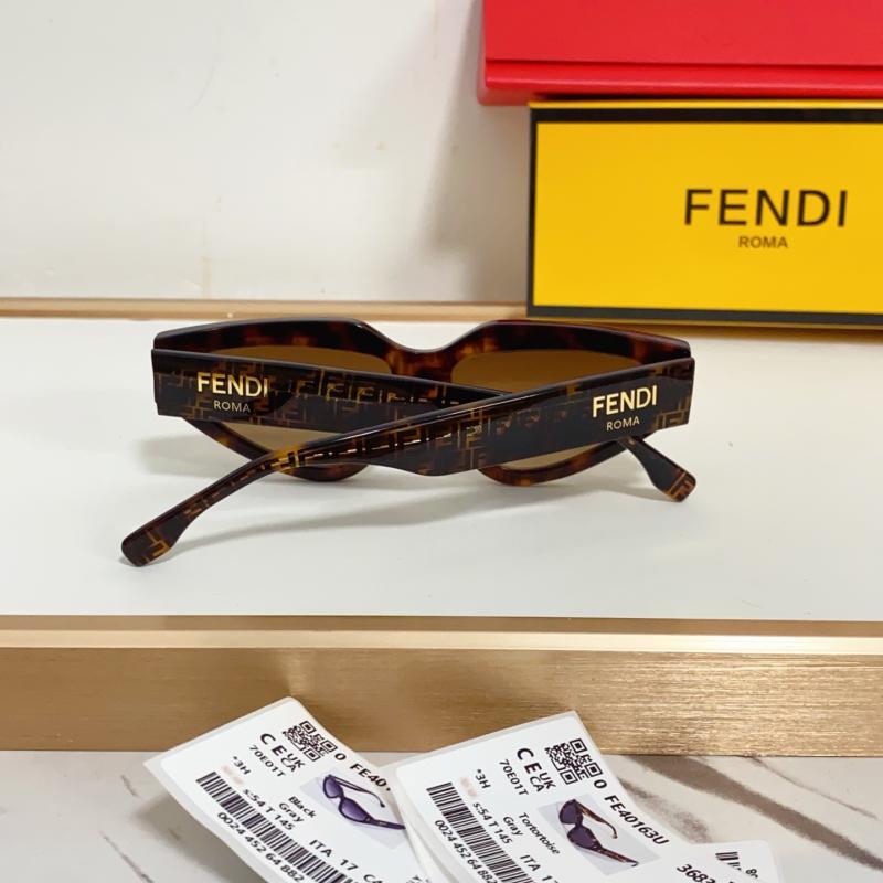 Fendi Sunglasses FE40163U