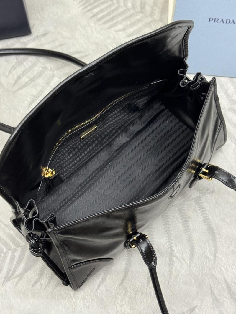 Prada Medium leather shoulder bag Black 1BD376